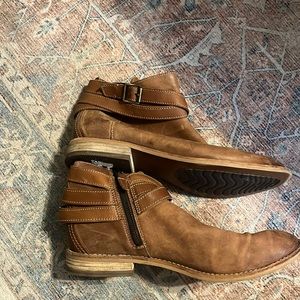 Women’s size 9 1/2 leather Clark boots.